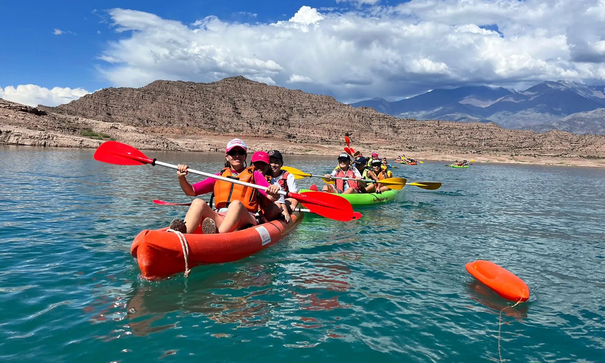 Kayak en el Lago Potrerillos rodeado de montañas