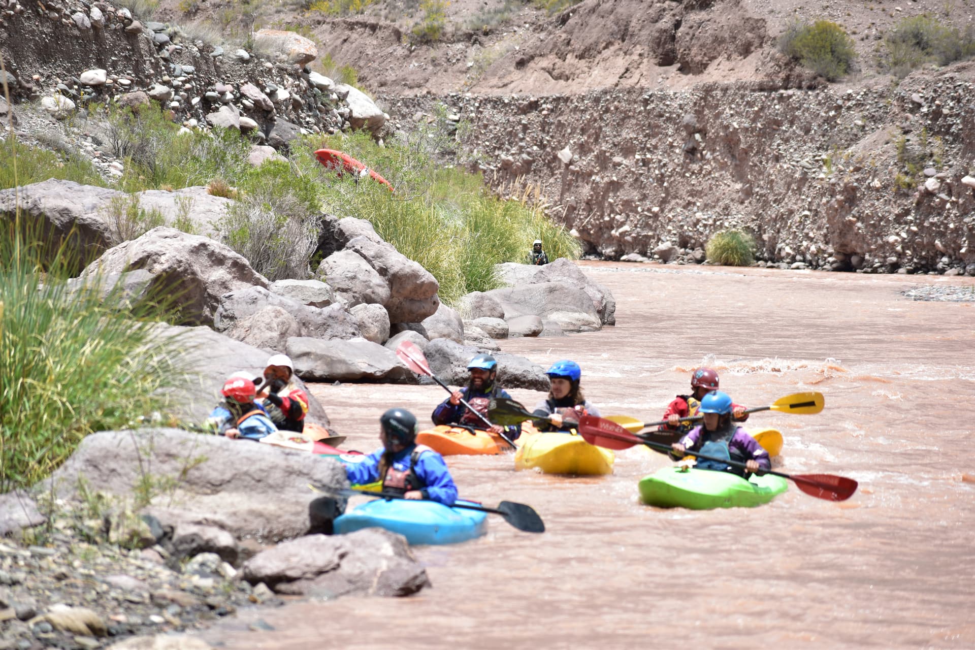 Curso de kayak de río en el Río Mendoza