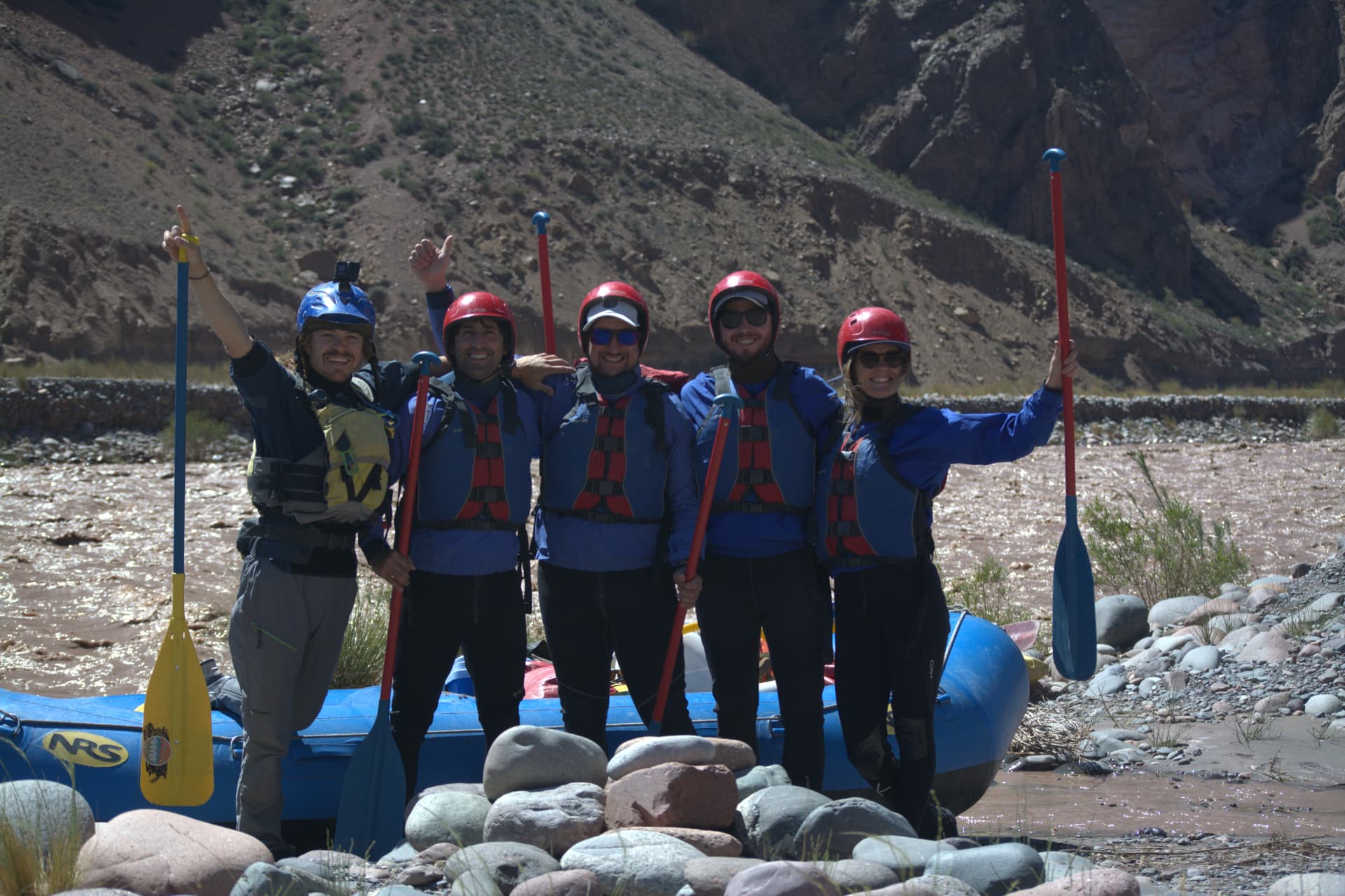 Grupo reducido de aventureros junto a los guías de Mendoza White Water tras una salida de rafting